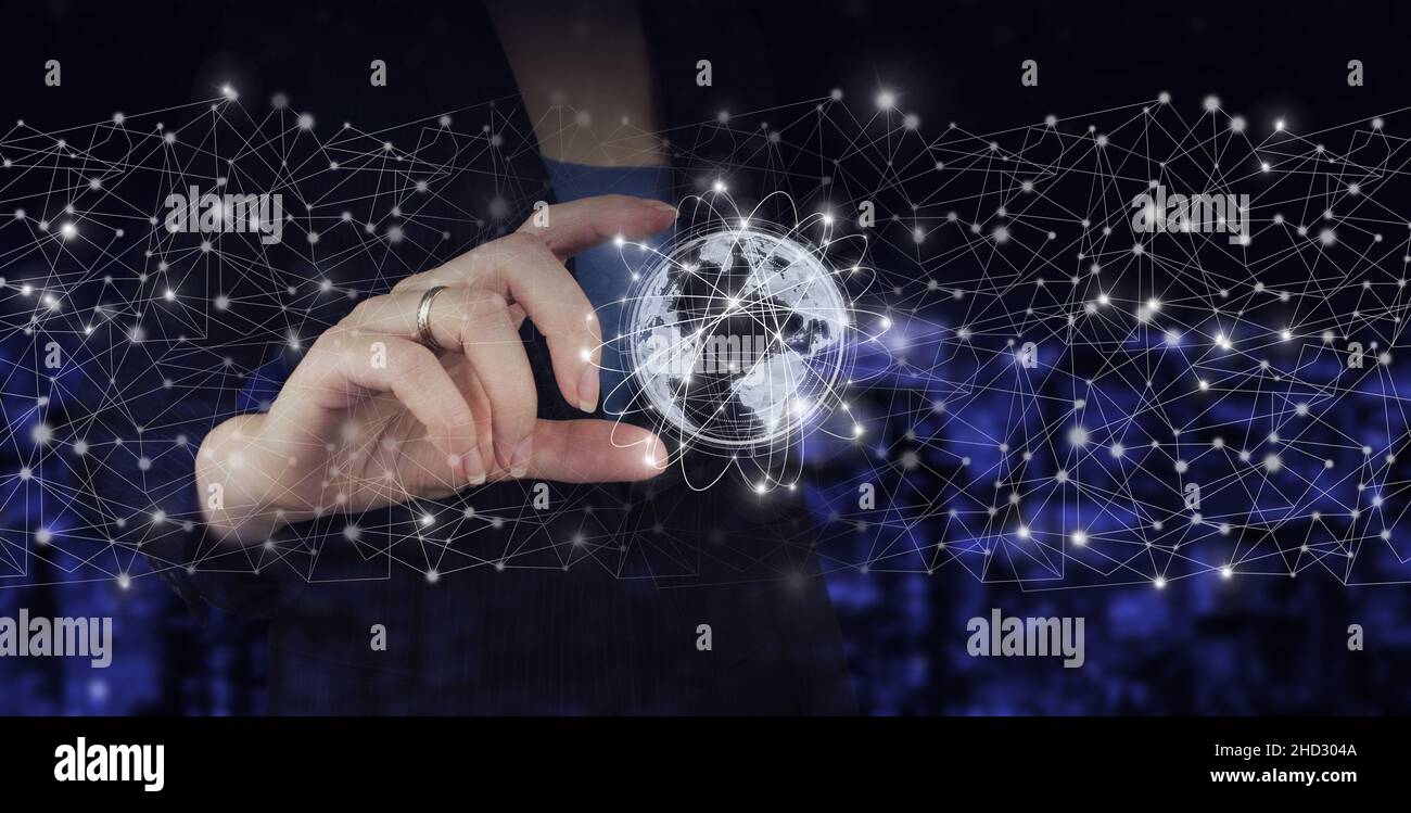 Rete mondiale globale di telecomunicazioni. Mano Hold mondo ologramma digitale, terra, mappa, segno globo sulla città sfondo sfocato scuro. Autobus internazionali Foto Stock