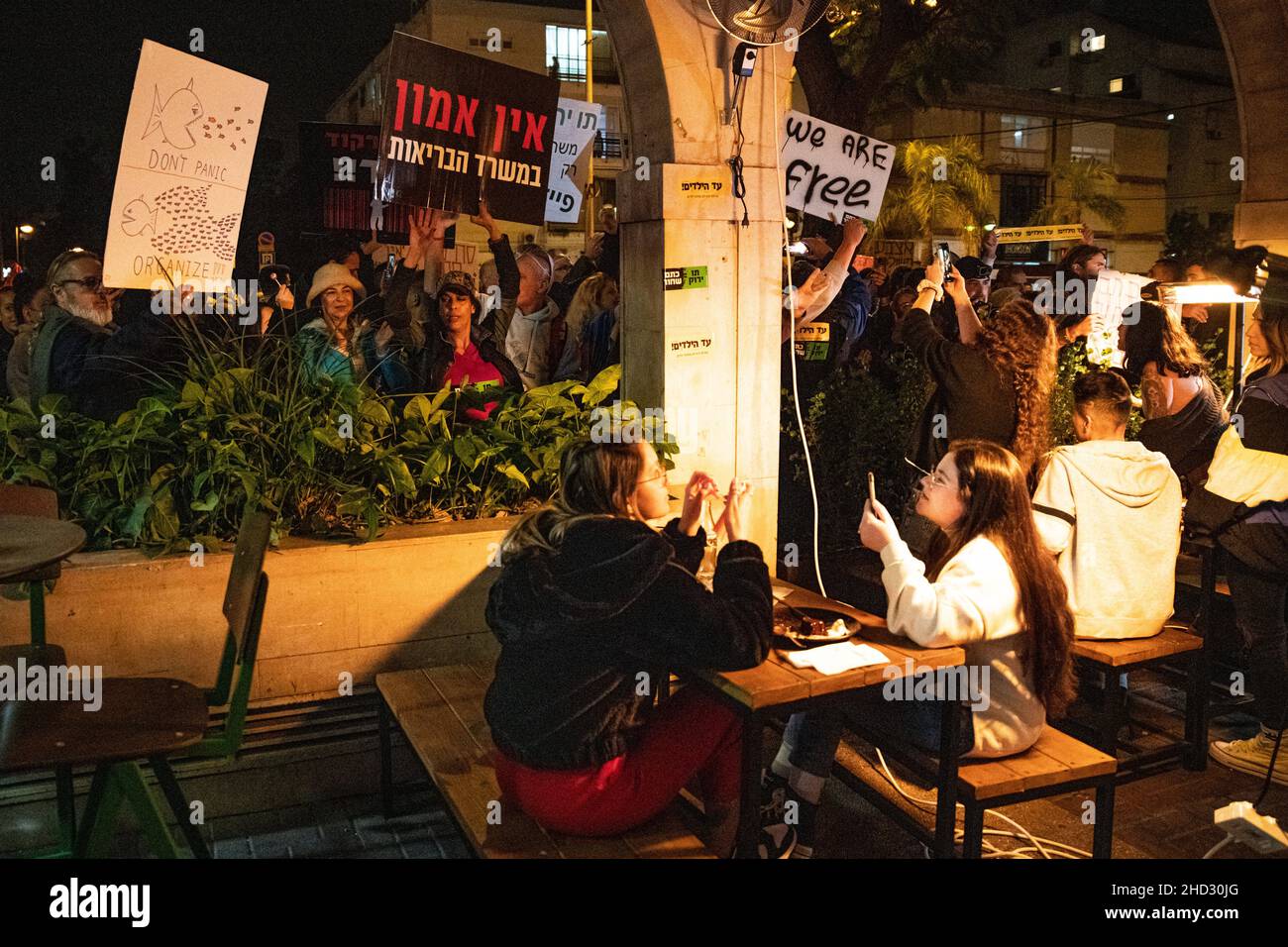 Raanana, Israele. 1st Gennaio 2022. Dimostrazione contro le restrizioni del virus di Corona, i vaccini infantili e la normativa “Green Badge/Pass”. La protesta iniziò nei pressi della residenza del primo ministro Bennett a Raanana, e marciò verso un centro commerciale nella città di Kfar Saba, bloccando le strade principali e gli incroci. La settimana scorsa il governo israeliano ha legiferato sulle nuove restrizioni, impedendo ai cittadini senza passaporto verde di entrare nei negozi dei centri commerciali, oltre ai servizi essenziali, come il cibo e le farmacie. Raánana, Israele. 01th Jan 2022. Credit: Matan Golan/Alamy Live News Foto Stock