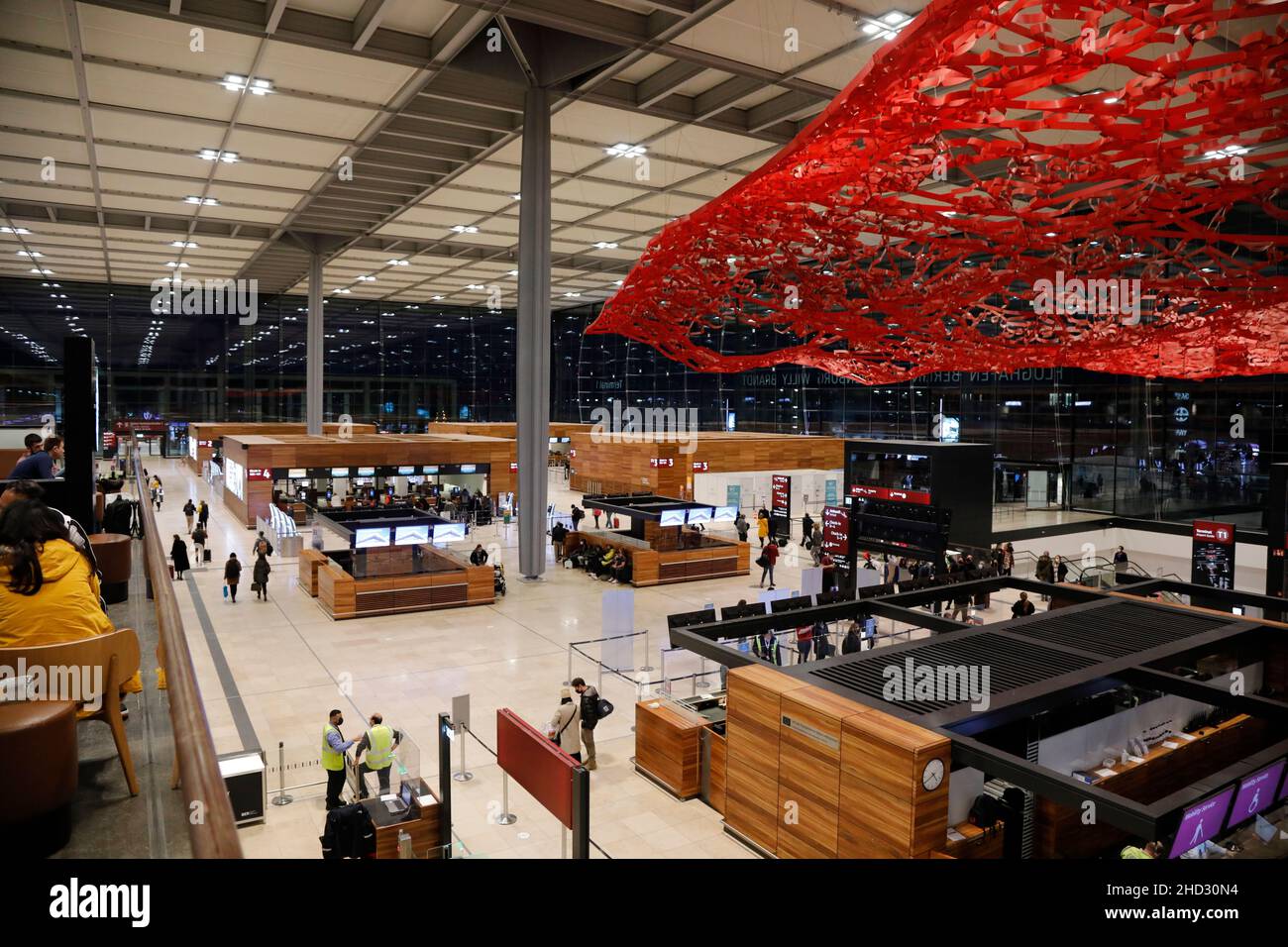 Der Flughafen Berlin Brandenburg „Willy Brandt“ (IATA: BER, ICAO: EDDB; englisch Berlin Brandenburg Airport) ist ein internationaler Verkehrsflughafen Foto Stock