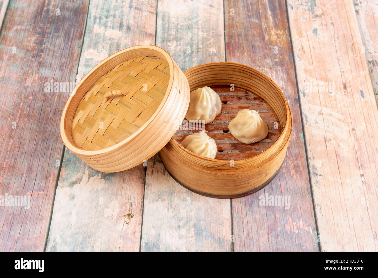 Xiaolongpao, un gnocchi stufati di tipo baozi, è una specialità culinaria molto comune della Cina orientale, tra cui Shanghai e Wuxi. Questi ciambelle stufati sono noi Foto Stock