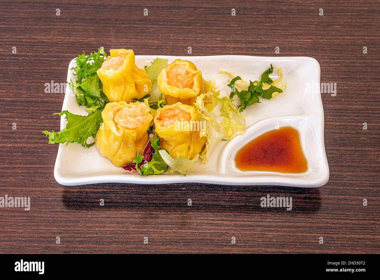Il Siomay è un piatto indonesiano composto da un gnocchi di pesce al vapore con verdure servite in salsa di arachidi. È considerato un pasto leggero che è un tipo Foto Stock