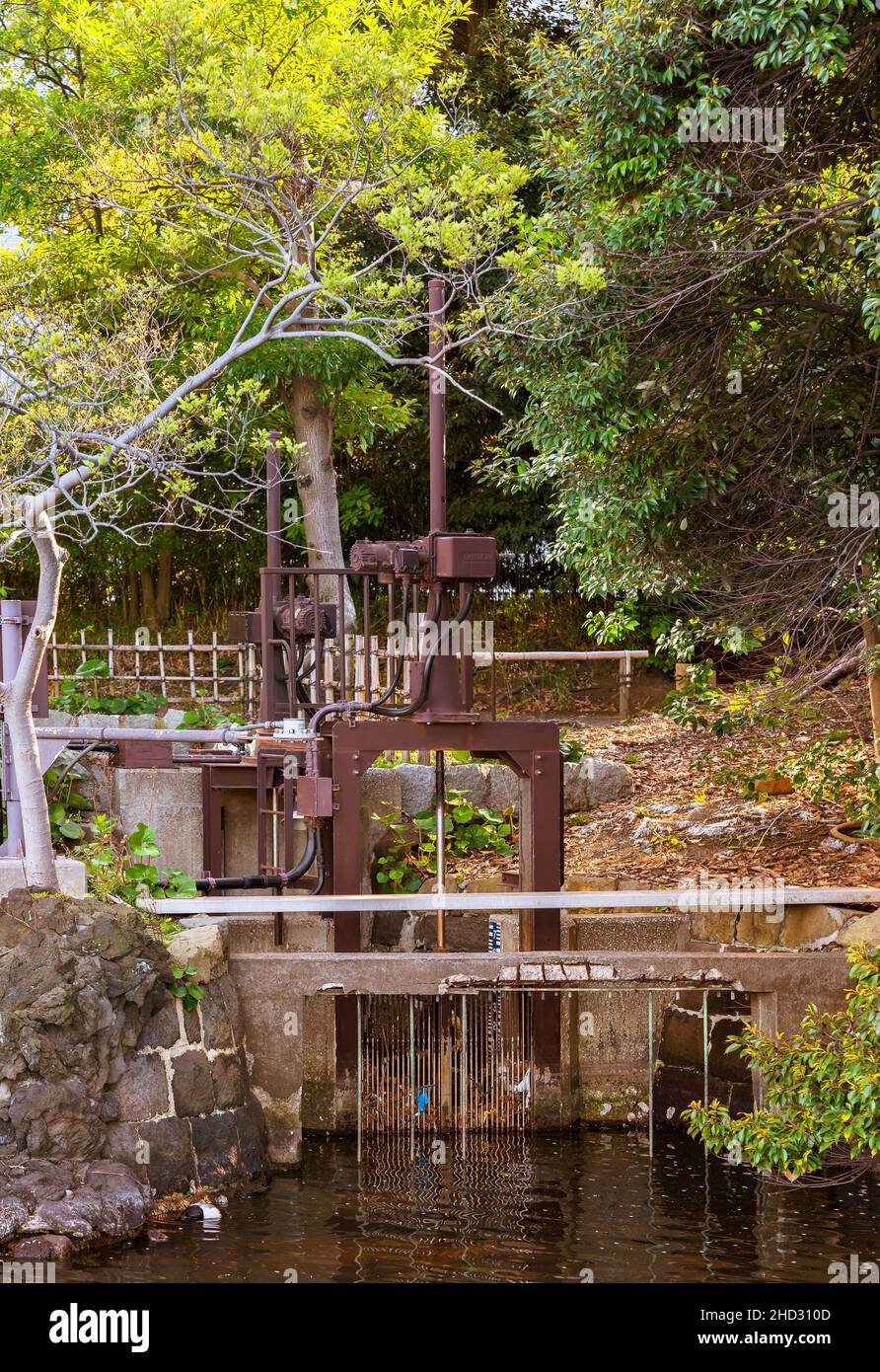 tokyo, giappone - aprile 09 2021: Serratura che si apre e si chiude secondo i livelli del mare della Baia di Tokyo regolando il flusso d'acqua della marea di acqua di mare p Foto Stock