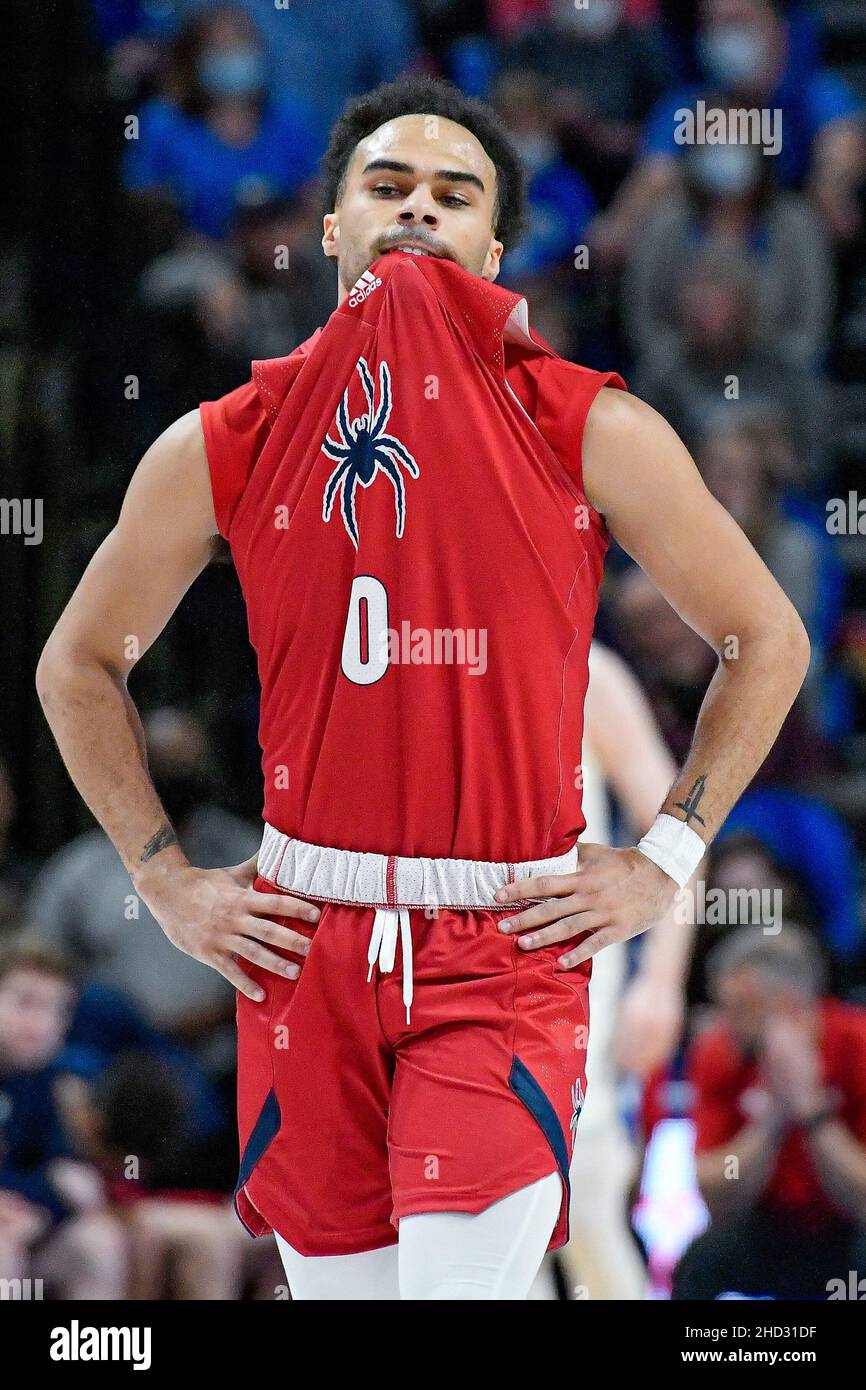 02 gennaio 2022: Richmond Spiders guardia Jacob Gilyard (0) morde la sua camicia in risposta a girare la palla in un A-10 conferenza gioco in cui i Richmond Spiders visitarono il St. Louis Billikens. Tenuto presso la Chaifetz Arena di St. Louis, MO Richard Ulreich/CSM Foto Stock