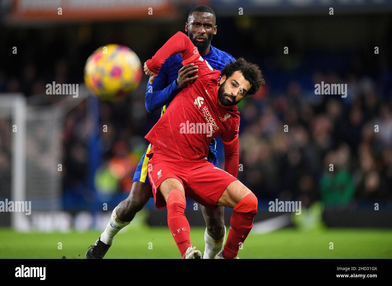 Londra, Regno Unito. 02nd Jan 2022. Londra, Regno Unito. 02 Gennaio - Chelsea v Liverpool - Premier League - Stamford Bridge Mohamed Salah si inchinano con Antonio Rudiger durante la partita della Premier League allo Stamford Bridge Picture Credit : Credit: Mark Pain/Alamy Live News Foto Stock