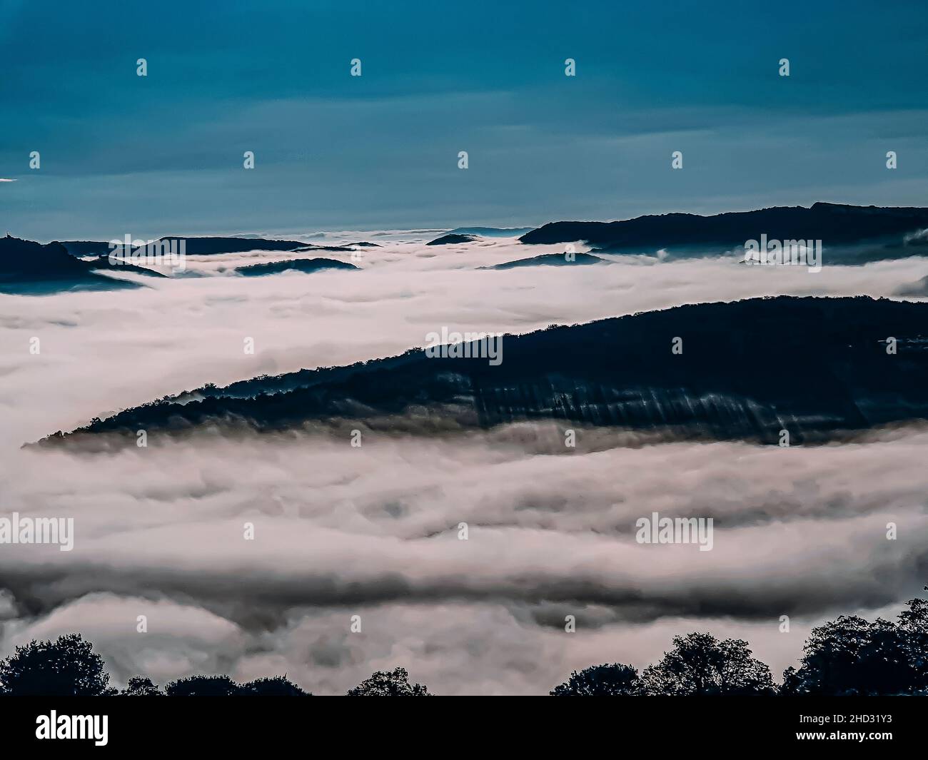 Bel sole splendente sulle nuvole che coprono le montagne Foto Stock