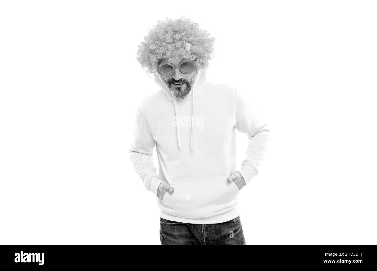 Strano uomo anziano indossare funky parrucca arancione con occhiali da sole partito in stile casual moda, bizzare Foto Stock