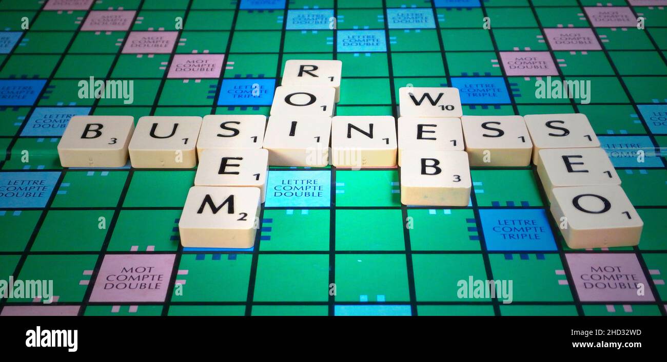 Parigi Francia - 28 agosto 2016: Piastrelle di plastica con lettere sul tabellone Scrabble che visualizza parole e acronimi correlati al web : Business, SEM, ROI, SEO e. Foto Stock