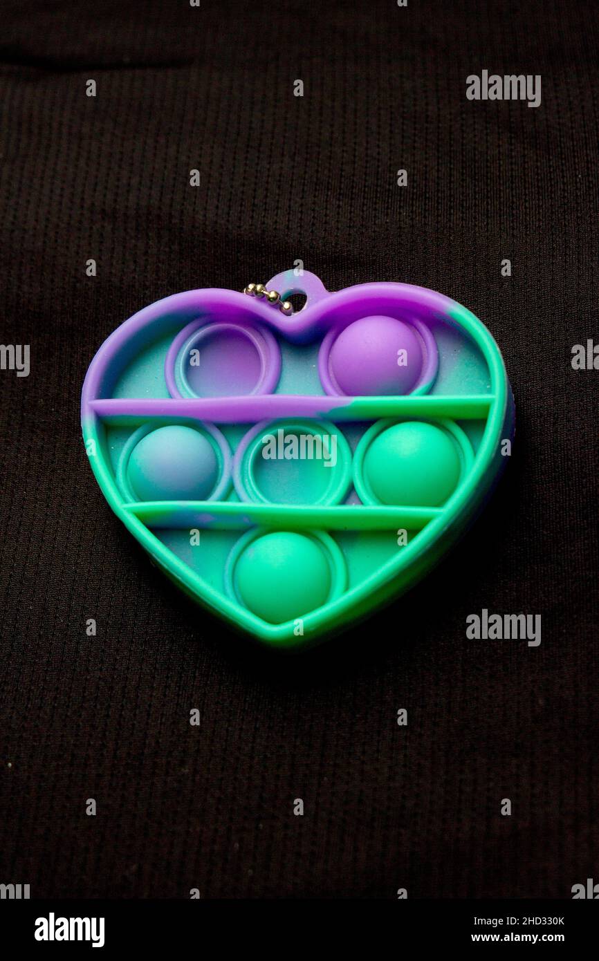 Giocattolo pop nella forma di un cuore su uno sfondo nero a Rio de Janeiro. Foto Stock