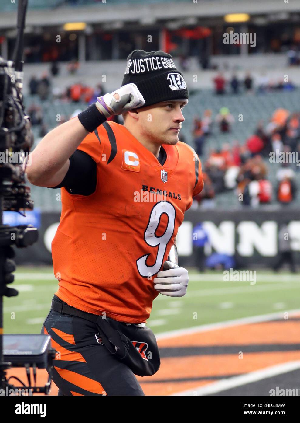 Cincinnati, Stati Uniti. 02nd Jan 2022. Il quarterback di Cincinnati Bengals Joe Burrow (9) festeggia dopo aver sconfitto i Kansas City Chiefs e aver vinto il campionato AFC North Division al Paul Brown Stadium di Cincinnati, Ohio, domenica 2 gennaio 2022. Foto di John Sommers II /UPI Credit: UPI/Alamy Live News Foto Stock