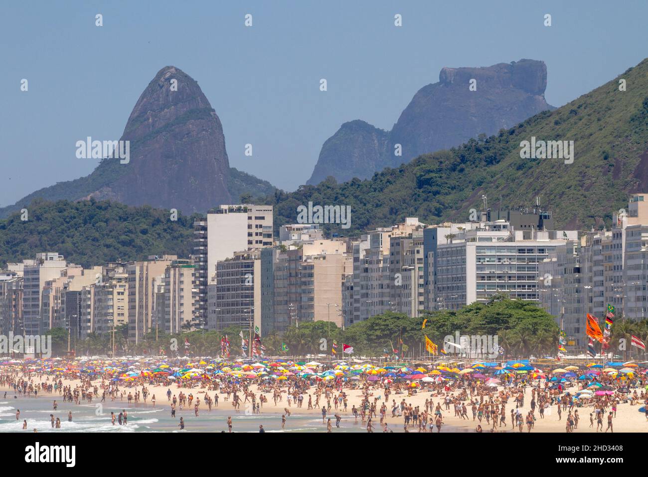 Copacabana Beach a Rio de Janeiro, Brasile - 23 ottobre 2021: Copacabana Beach è in una tipica giornata calda a Rio de Janeiro, Brasile. Foto Stock