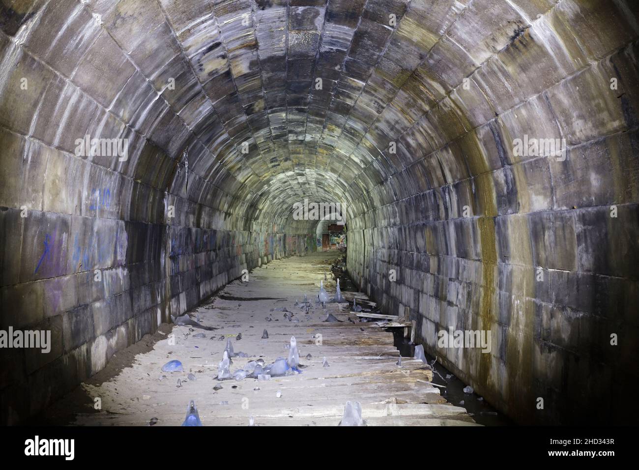 Formazioni di ghiaccio all'interno del tunnel Merriton, noto anche come Blue Ghost Tunnel o Grand Trunk Railway Tunnel. Ontario, Canada. Foto Stock