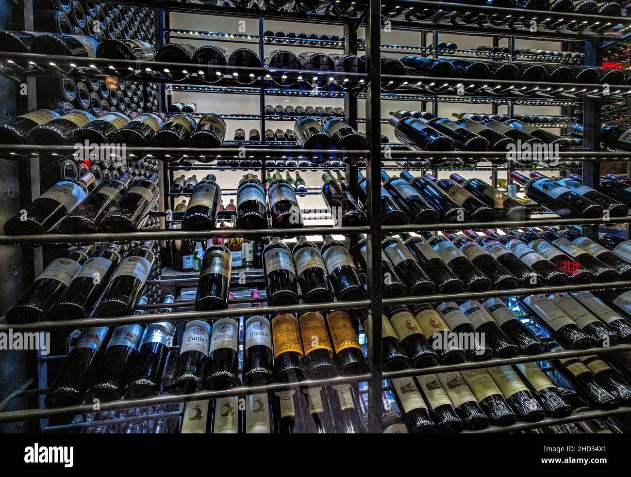 Stati Uniti / USA / New York / Cantina di vino completamente rifornita presso l'elegante ristorante giapponese Zuma New York Madison Avenue. Foto Stock