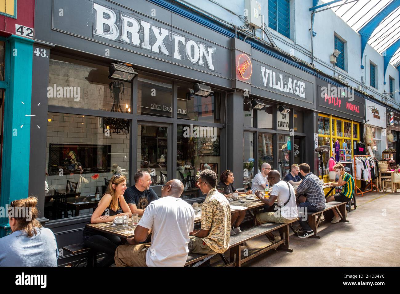 Brixton Village, un popolare mercato al coperto di arte, artigianato, bar e cibi provenienti da tutto il mondo Foto Stock