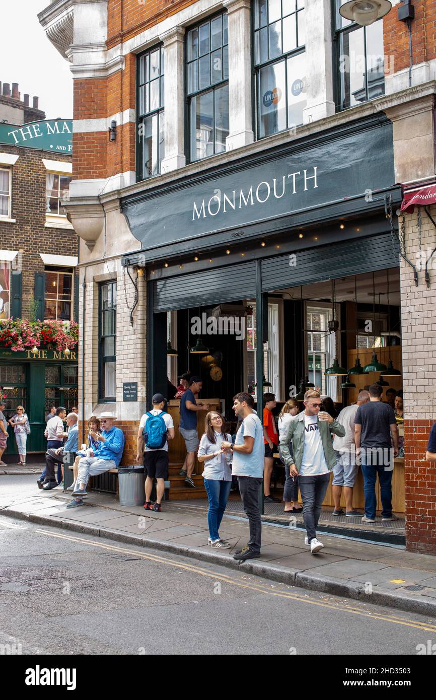 Persone al di fuori del negozio Monmouth Coffee Company vicino Borough Market, Londra. Foto Stock