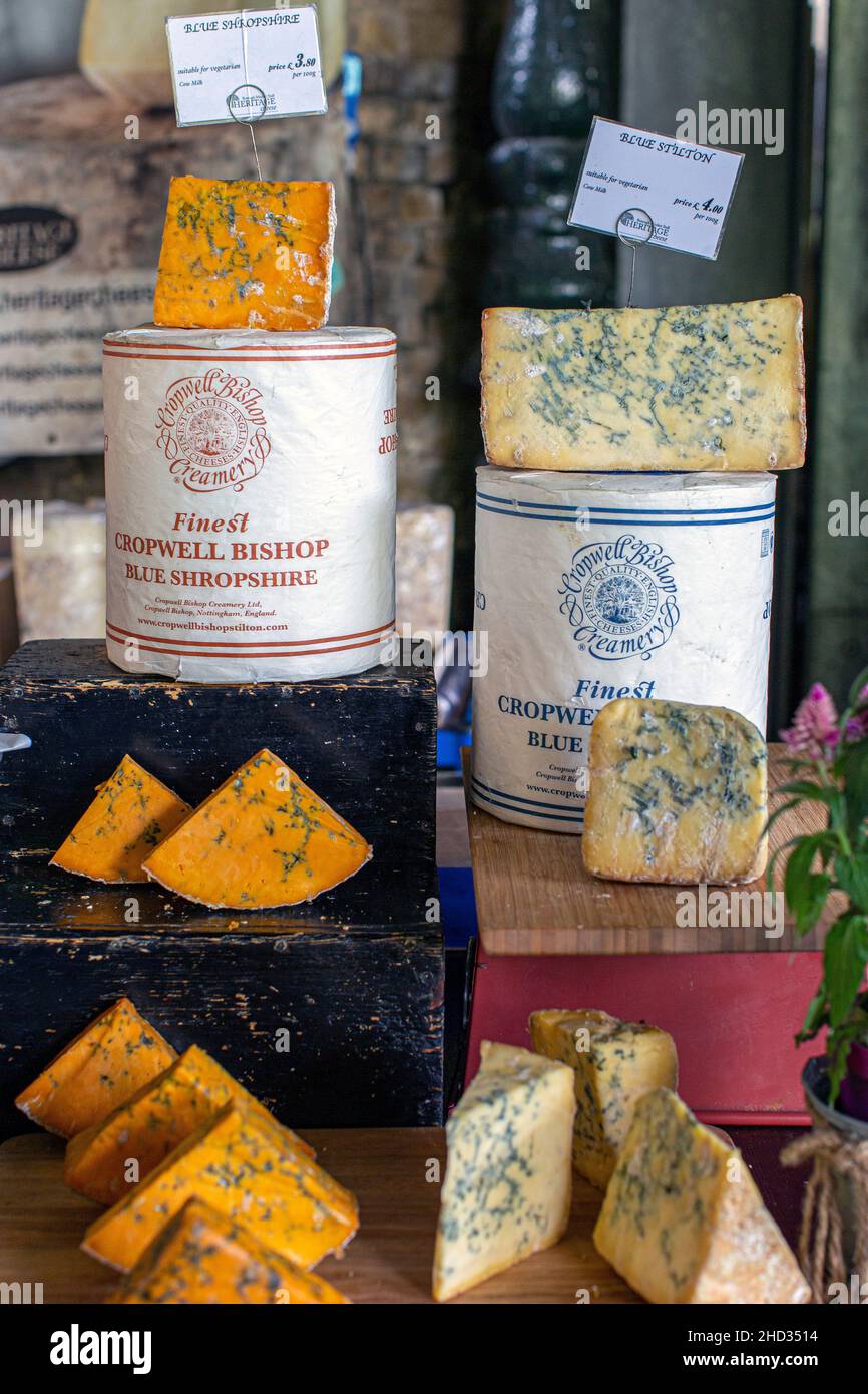 Formaggio Blue Shropshire al Borough Market di Southwark, Londra, Inghilterra. Foto Stock