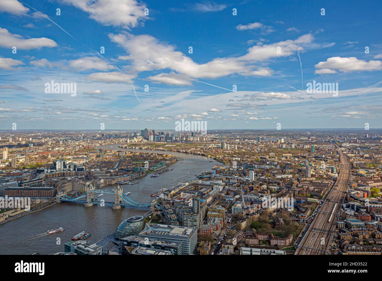 Vista degli uccelli diurni di Londra sul Tamigi e sul Tower Bridge dal grattacielo Shard Foto Stock