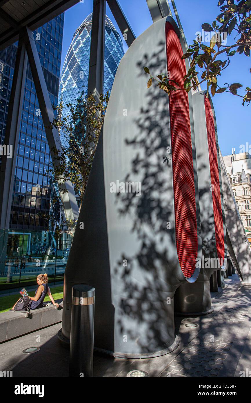 la donna sta leggendo un libro alla sua pausa pranzo Foto Stock