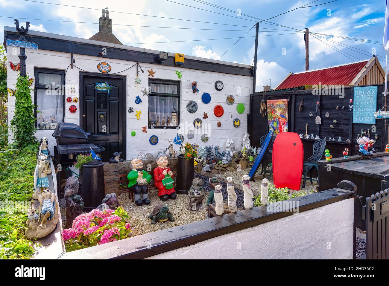 Aberdeen, Regno Unito – 17 agosto 2014: Una casa pittoresca nel villaggio di Footdee, un piccolo e vecchio villaggio di pescatori situato vicino al porto Foto Stock