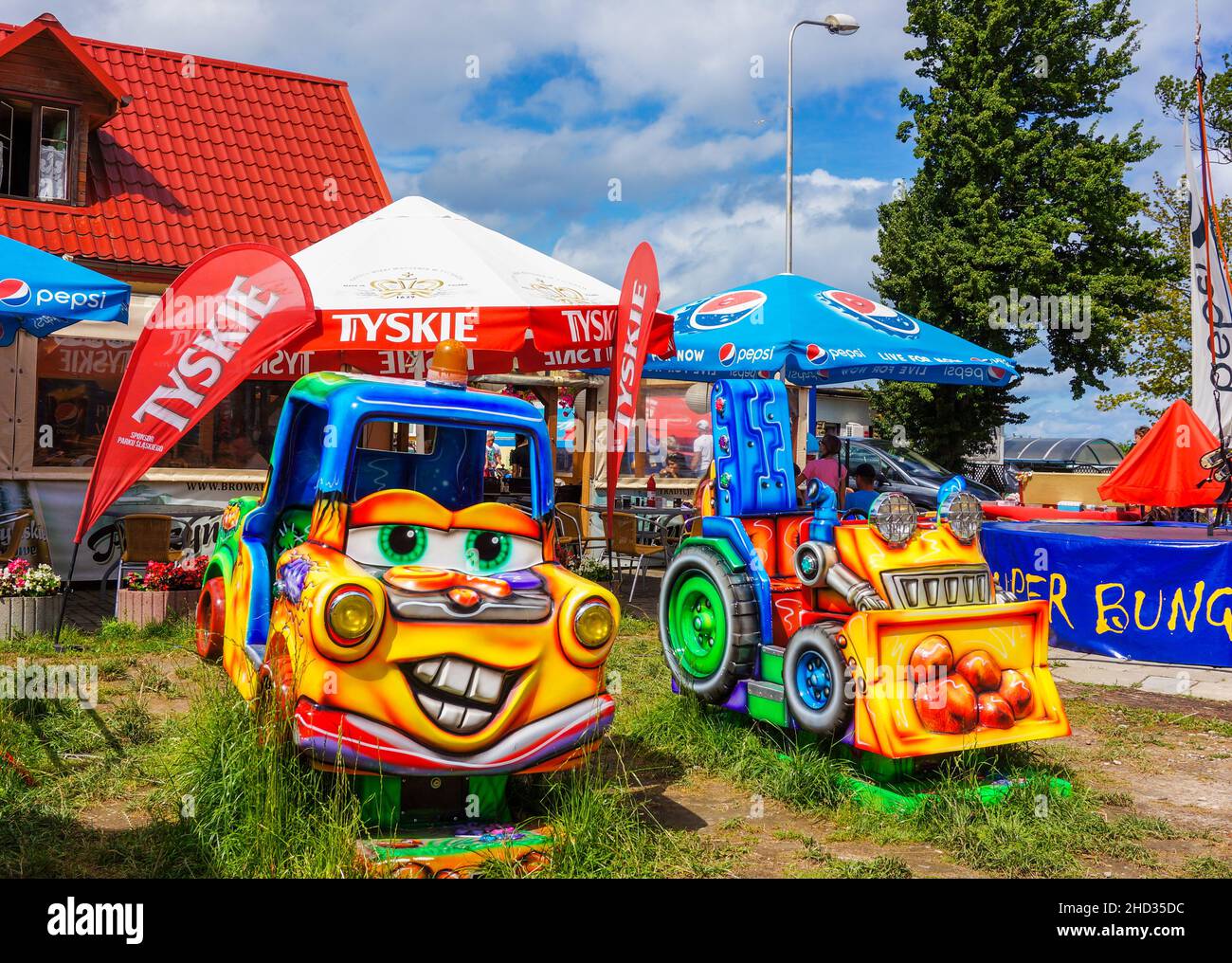 Attrazioni colorate di giro in auto in un parco in Polonia Foto Stock