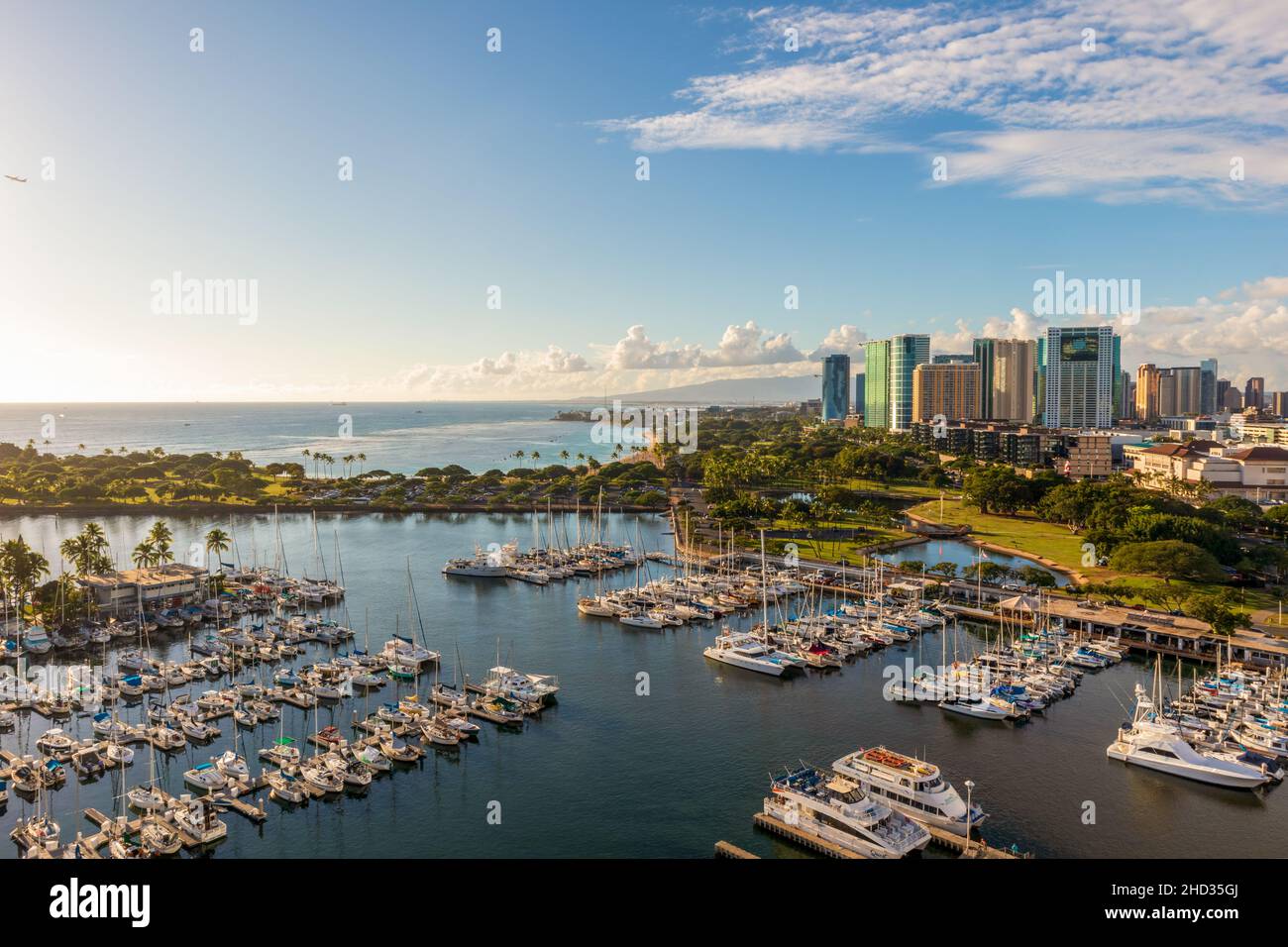 Vista aerea panoramica di Magic Island, laguna di Kahanamoku, marina, e Honolulu, Hawaii, Lo skyline dall'ultimo piano dell'edificio di Waikiki Foto Stock