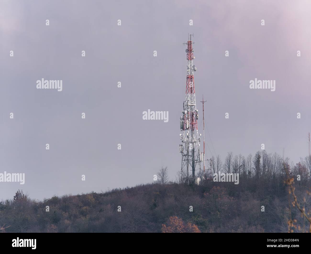 Splendida vista della torre di comunicazione sulla cima della collina sotto il cielo blu Foto Stock