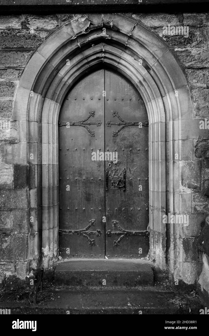 Vecchia porta in legno della chiesa in Scozia Foto Stock