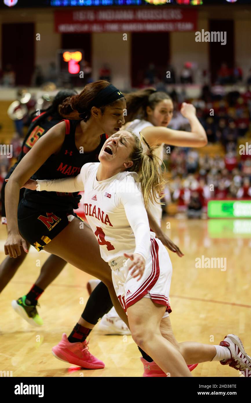 BLOOMINGTON, STATI UNITI D'AMERICA - 2022/01/02: La guardia dei Hoosiers dell'Indiana Nicole Cardano-Hillary (4) è imbrattata da Maryland Terrapins in avanti Angel Reese (10) durante una partita di pallacanestro femminile dell'NCAA il 2 gennaio 2022 a Bloomington, Ind. Indiana batte il Maryland 70-63 in straordinari. (Foto di Jeremy Hogan/The Bloomingtonian) Foto Stock