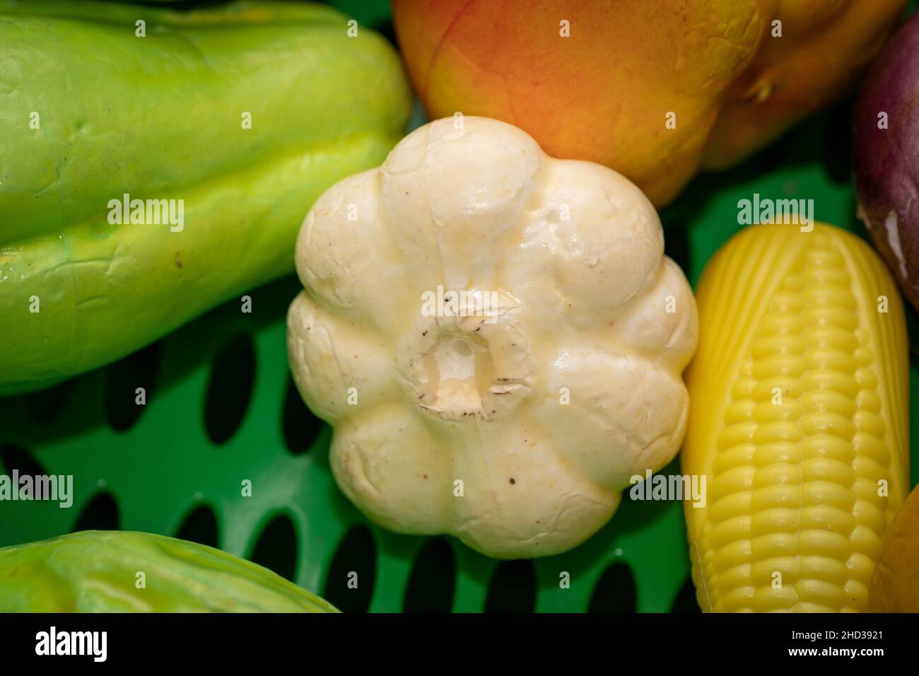 Macroscopa di cipolla plastica, mais, peperoni e altre verdure per il gioco dei bambini Foto Stock