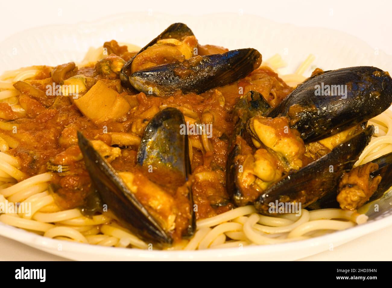 Primo piano di un piatto di spaghetti con cozze in stile italiano Foto Stock