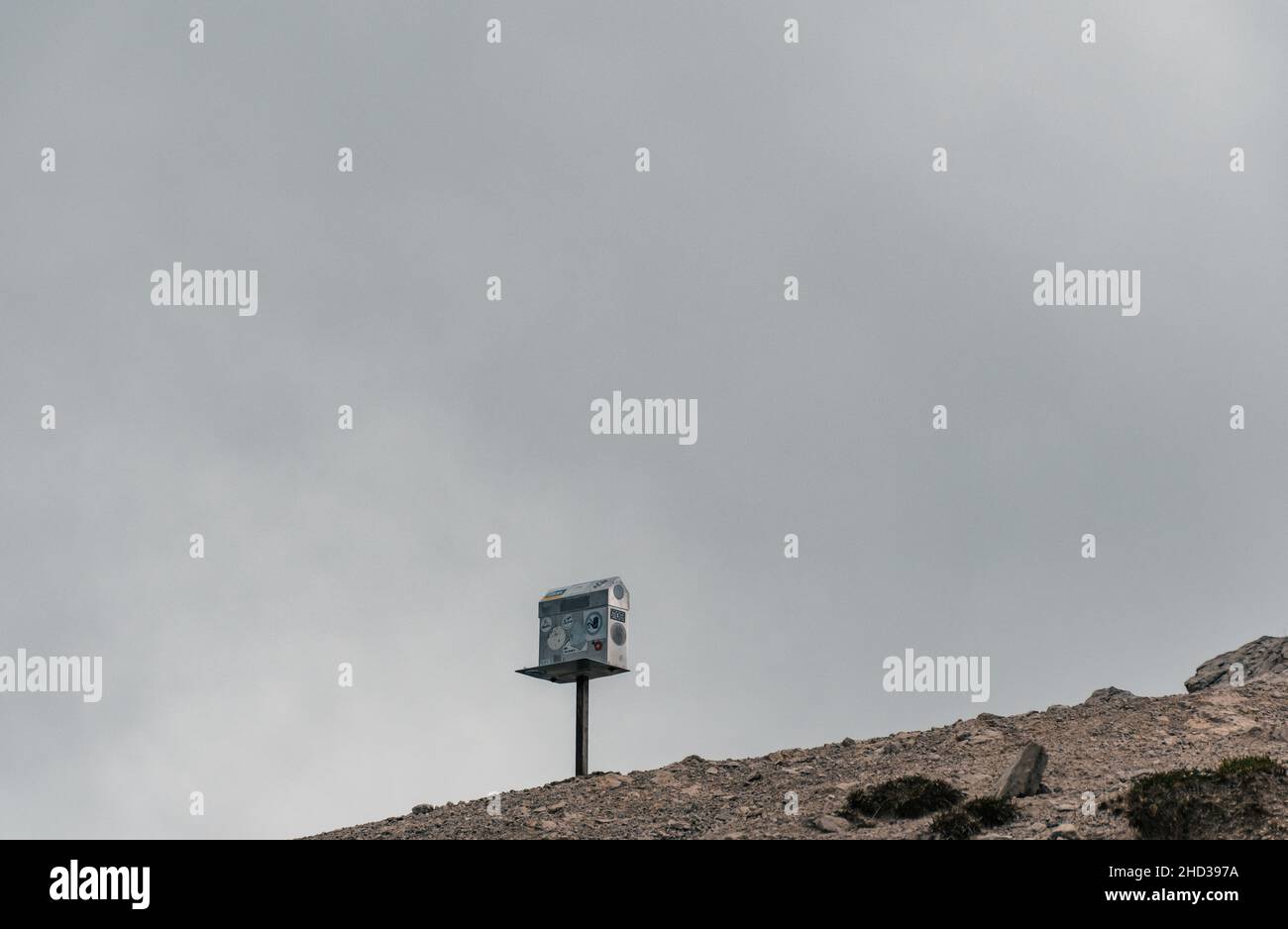 Scatola di metallo con timbro del libretto di escursioni sul punto di stampigliatura in montagna nelle Alpi Giulie, Slovenia Foto Stock