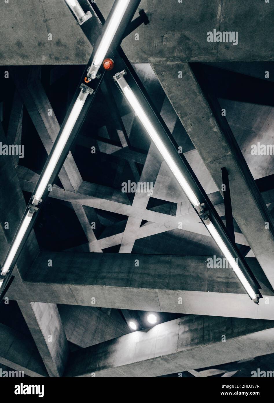 Colpo verticale di travi di cemento all'interno di una stazione della metropolitana a Fovam ter a Budapest, Ungheria Foto Stock