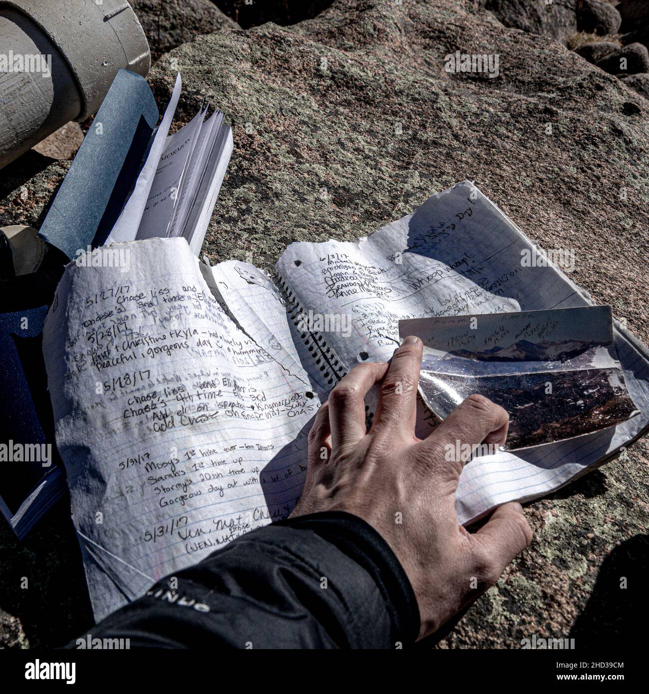 Uomo che tiene una foto e un notebook per escursioni all'aperto in Colorado, Wisconsin Foto Stock