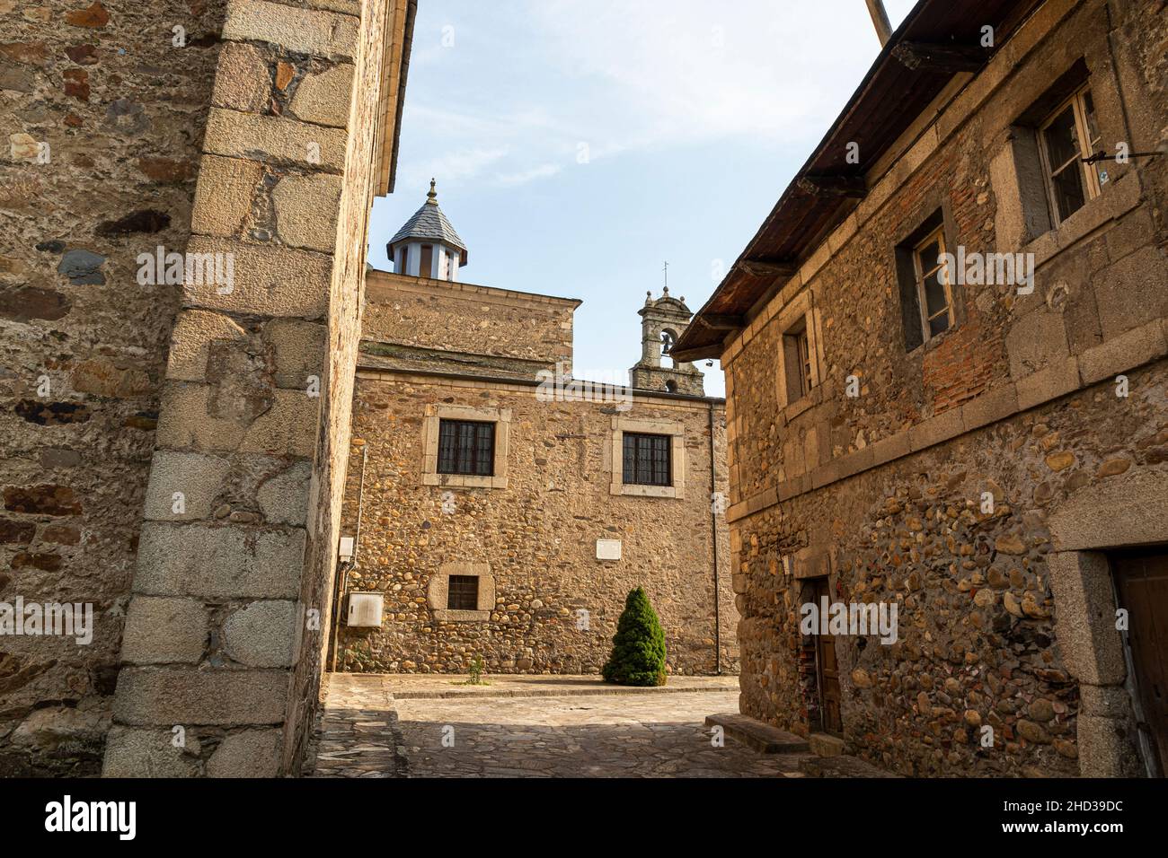 Vista sul Monastero di San Miguel de las Duenas, nella regione di El Bierzo vicino a Ponferrada Foto Stock