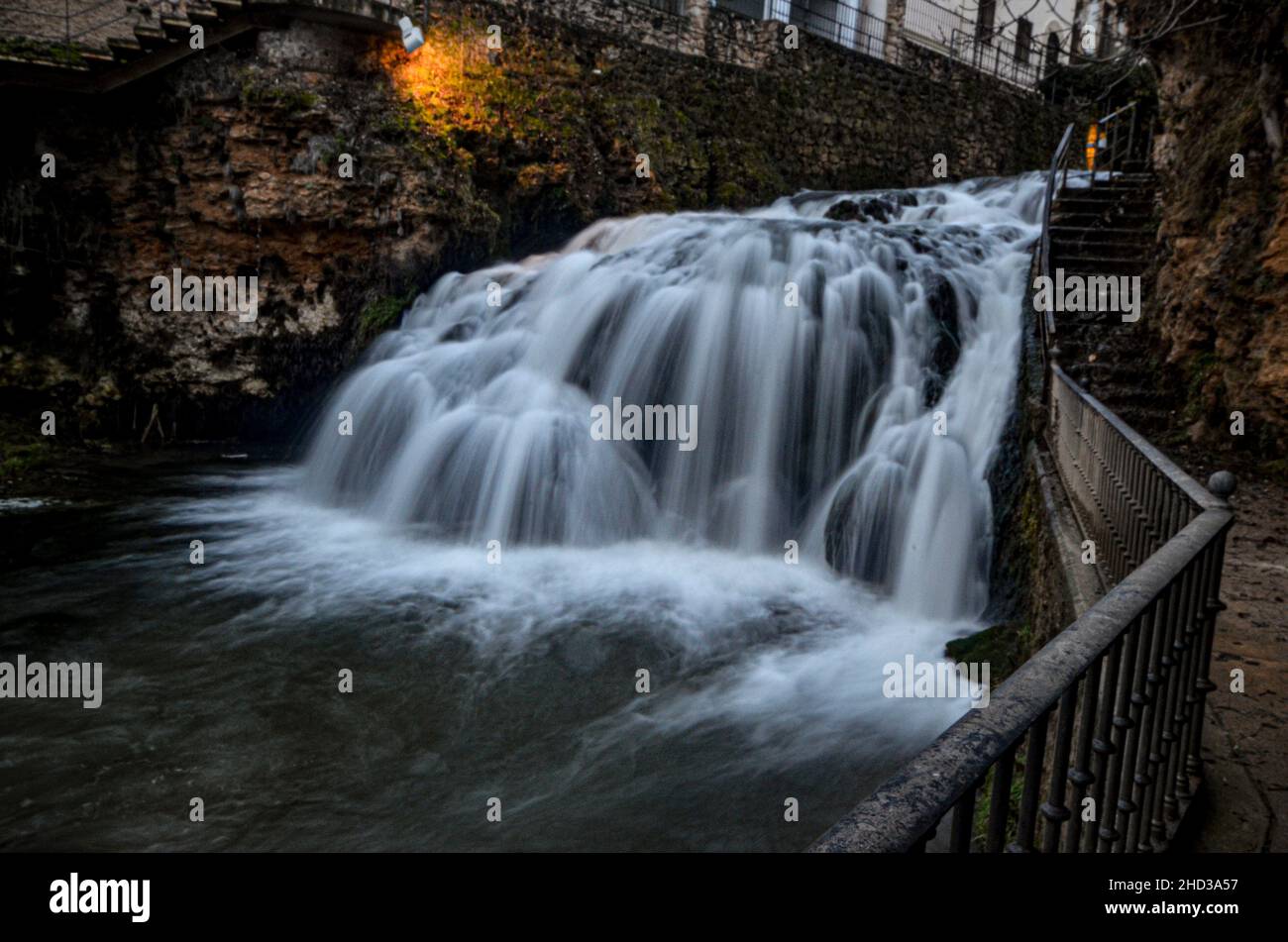 cascata di ruscelli bianchi che scorre in foreste verdi scure a esposizione notturna Foto Stock