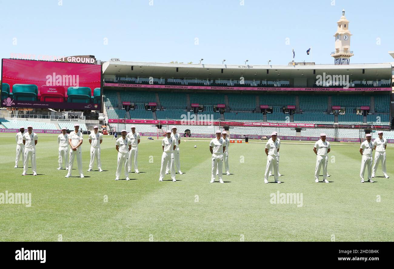 I giocatori inglesi posano per una foto prima del test rosa durante una sessione di reti al Sydney Cricket Ground, Sydney. Data foto: Lunedì 3 gennaio 2022. Foto Stock