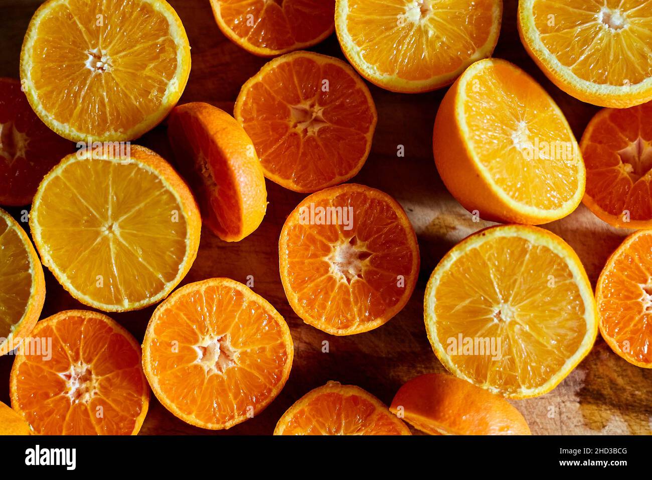 Metà arancione sul tagliere Foto Stock