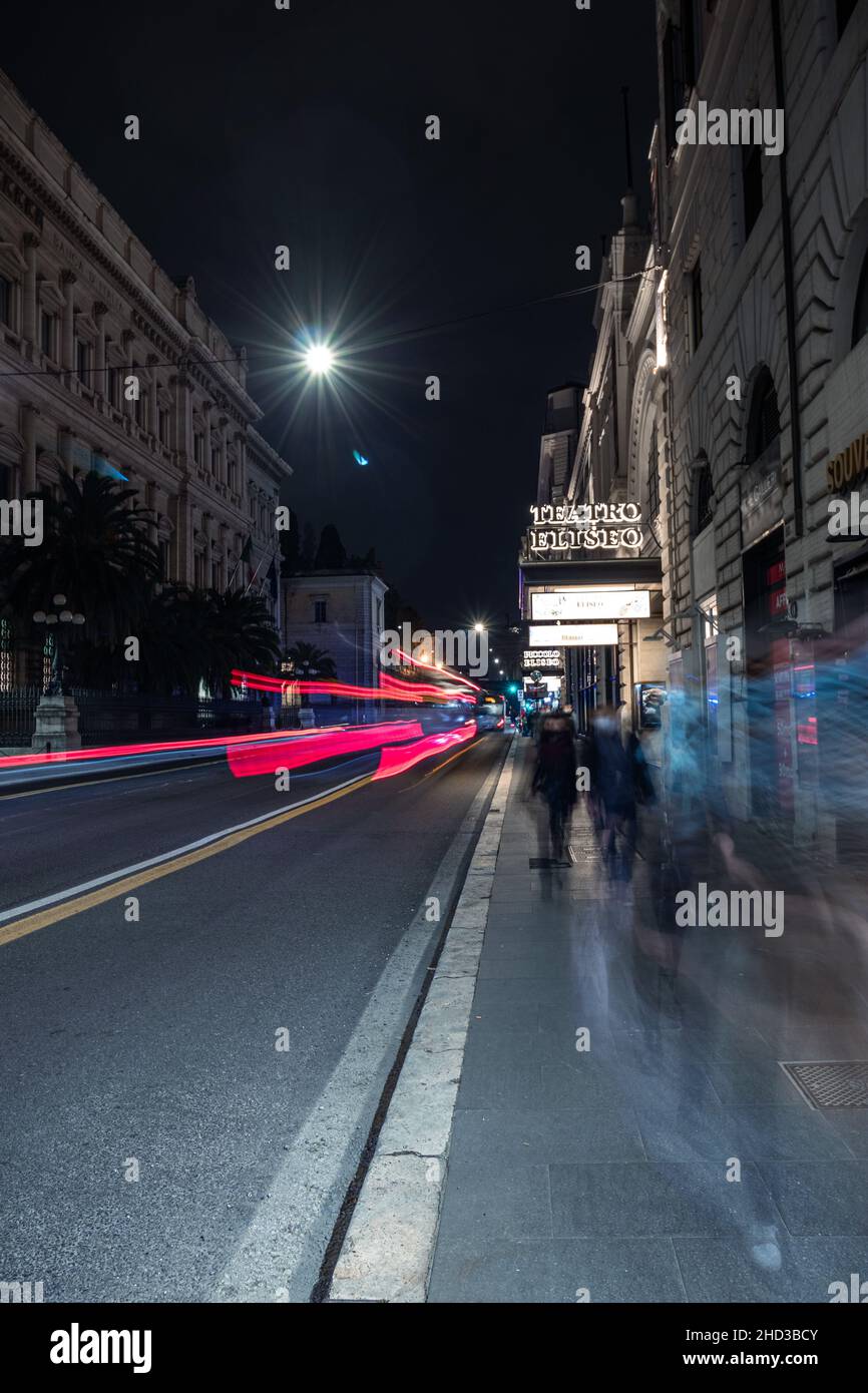 Cool auto a lunga esposizione sentieri semaforici, vista notturna della città di Roma Foto Stock
