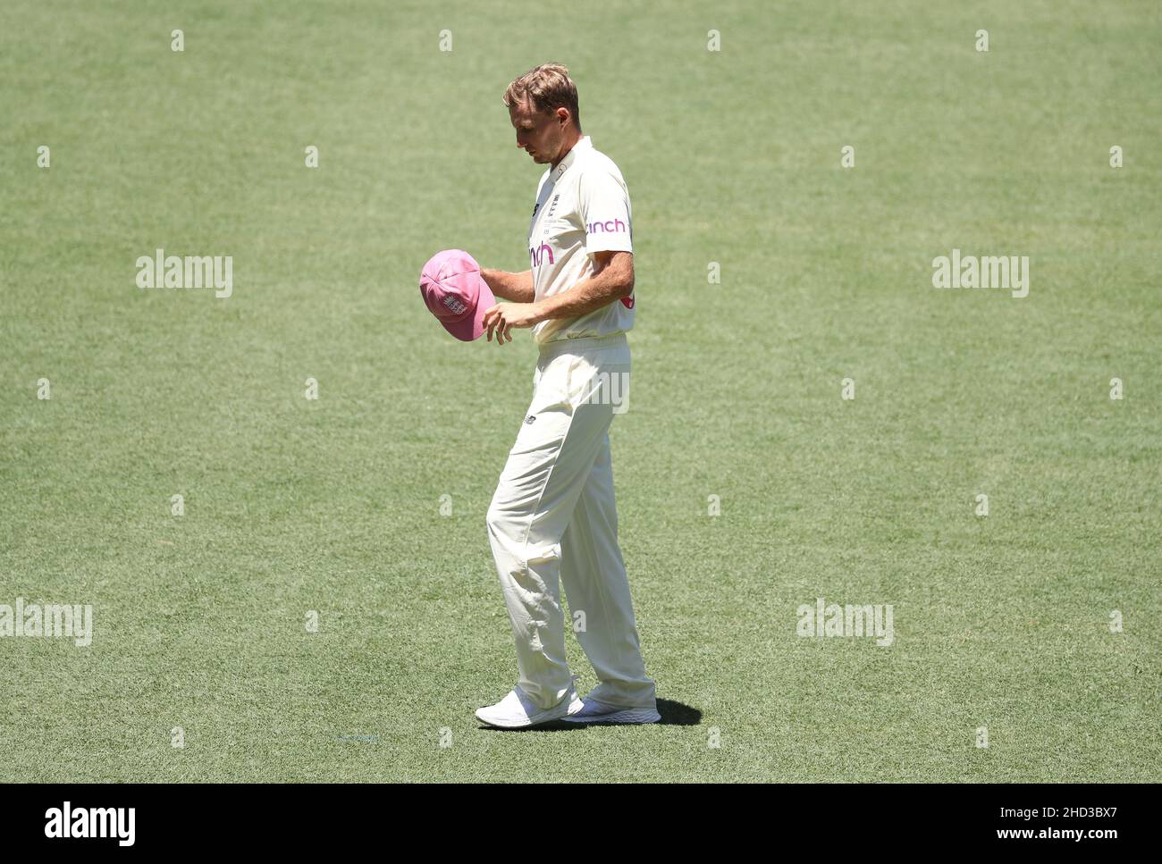 Joe Root inglese si prepara per una foto prima del test rosa durante una sessione di reti al Sydney Cricket Ground, Sydney. Data foto: Lunedì 3 gennaio 2022. Foto Stock