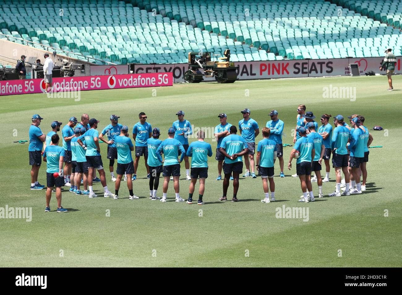 Inghilterra giocatori per un huddle durante una sessione di reti al Sydney Cricket Ground, Sydney. Data foto: Lunedì 3 gennaio 2022. Foto Stock