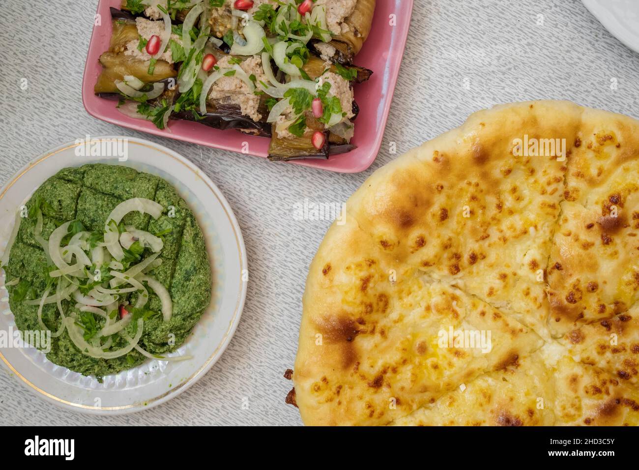 Tradizionale tavolo georgiano: Phali, Megruli khachapuri, melanzane fritte con pasta di noci. Foto Stock