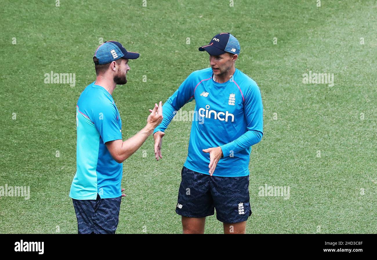 Joe Root (a destra) dell'Inghilterra parla con Chris Woakes durante una sessione di reti al Sydney Cricket Ground, Sydney. Data foto: Lunedì 3 gennaio 2022. Foto Stock