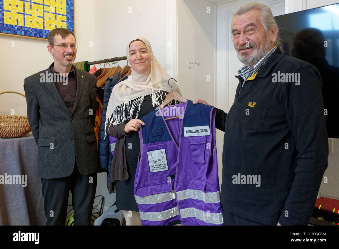 Colonia, Germania. 17th Dic 2021. Thomas Lemmen, teologo cattolico e direttore della Società Cristiano-Islamica (CIG), presidente della CIG Dunya Elemenler e compagno di emergenza Halil Aydemir si trovano nelle sale della CIG di Colonia-Mülheim. Credit: Henning Kaiser/dpa/Alamy Live News Foto Stock