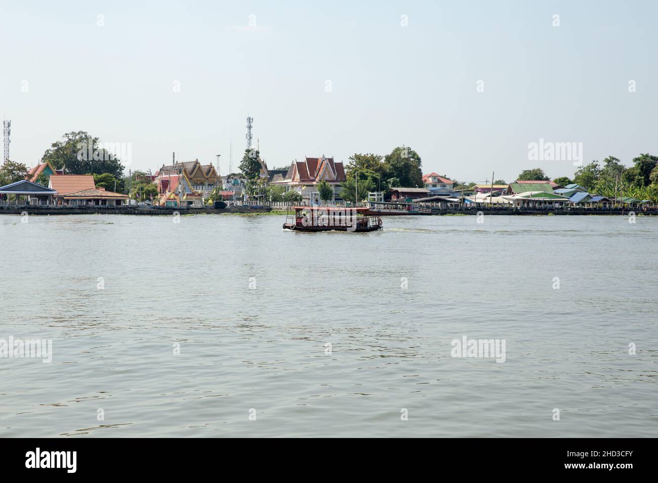 BANGKOK, THAILANDIA - 12 dicembre 2021: La barca turistica di bangkok attraversa il fiume Chao Phraya. Foto Stock
