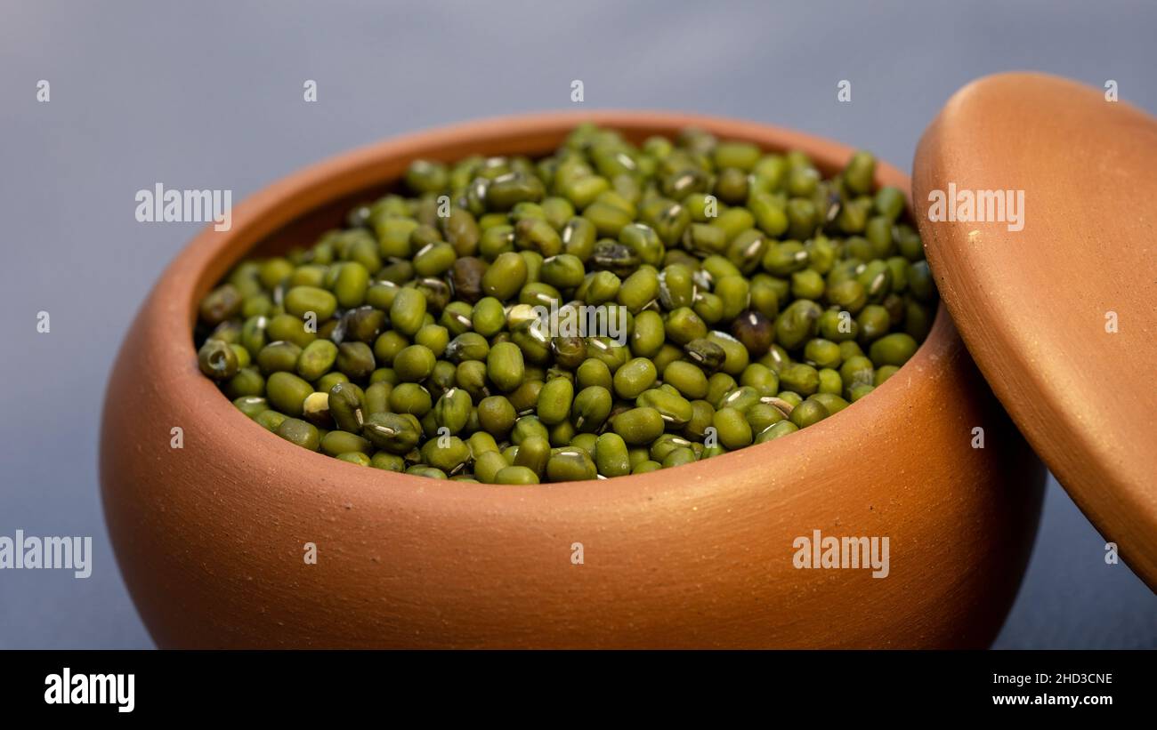 Primo piano dei fagioli verdi Mung in Clay Pot Foto Stock