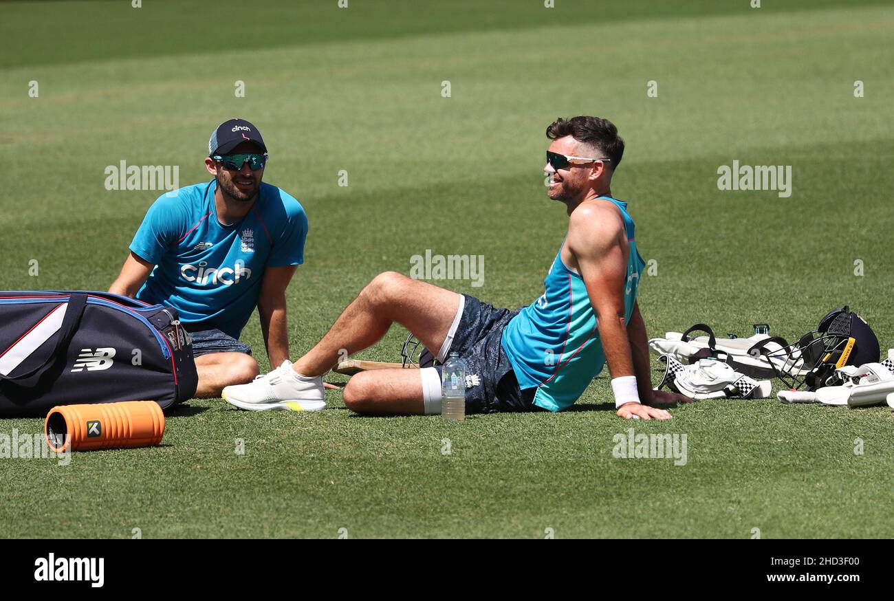 Mark Wood (a sinistra) e James Anderson in Inghilterra durante una sessione di reti al Sydney Cricket Ground, Sydney. Data foto: Lunedì 3 gennaio 2022. Foto Stock