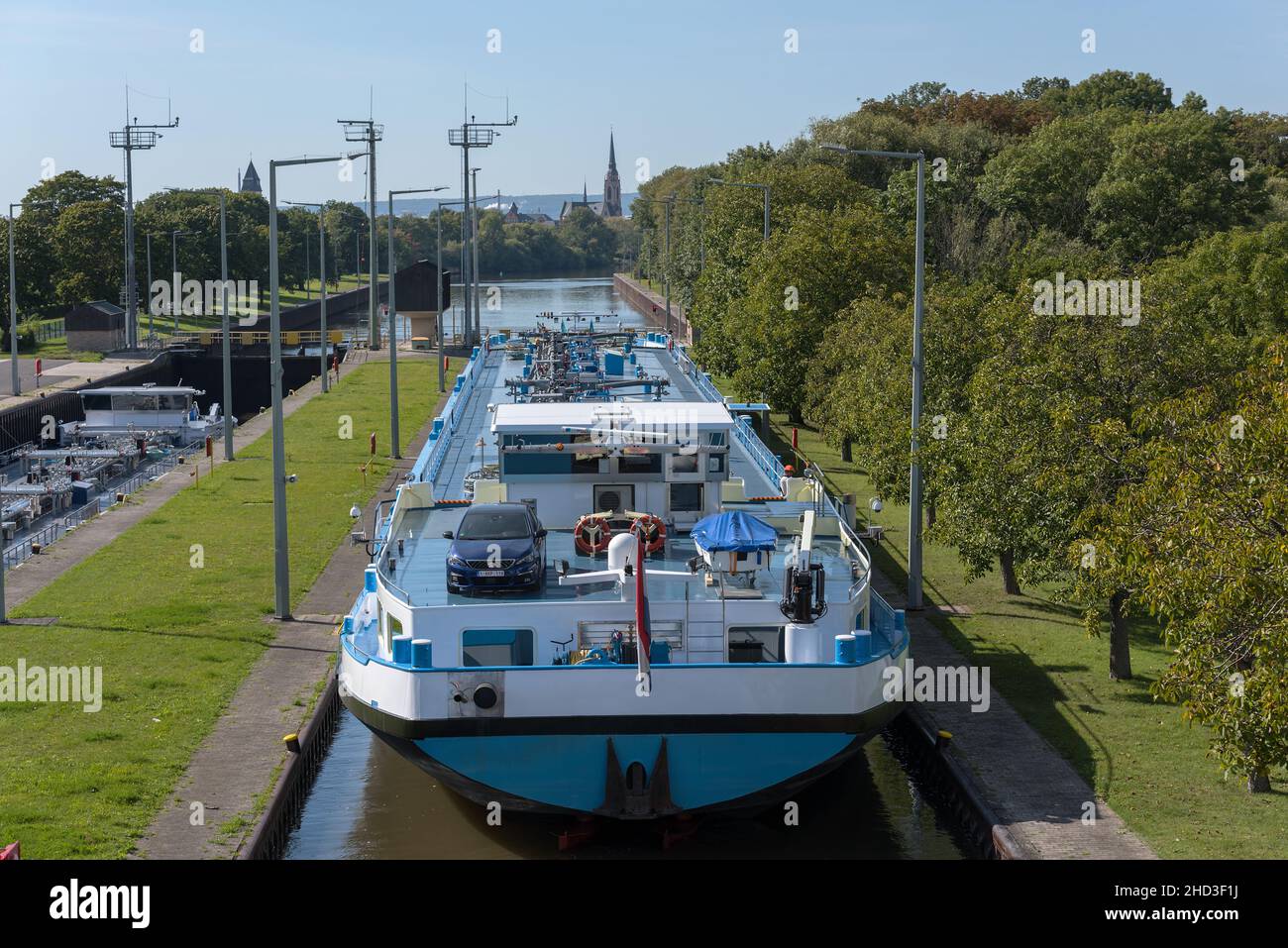 Nave da carico nel blocco Frankfurt-Griesheim, Hesse, Germania Foto Stock