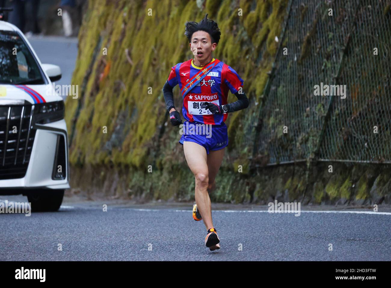 Kanagawa, Giappone. 2nd Jan 2022. Yuta Mikami () Atletica : il 98th Hakone Ekiden, Tokyo-Hakone Round-Trip College Ekiden Race, 5th Sezione a Kanagawa, Giappone . Credit: AFLO/Alamy Live News Foto Stock