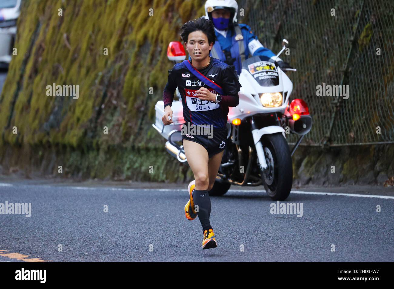 Kanagawa, Giappone. 2nd Jan 2022. Raiga Yamamoto () Atletica : il 98th Hakone Ekiden, Tokyo-Hakone Round-Trip College Ekiden Race, 5th Sezione a Kanagawa, Giappone . Credit: AFLO/Alamy Live News Foto Stock