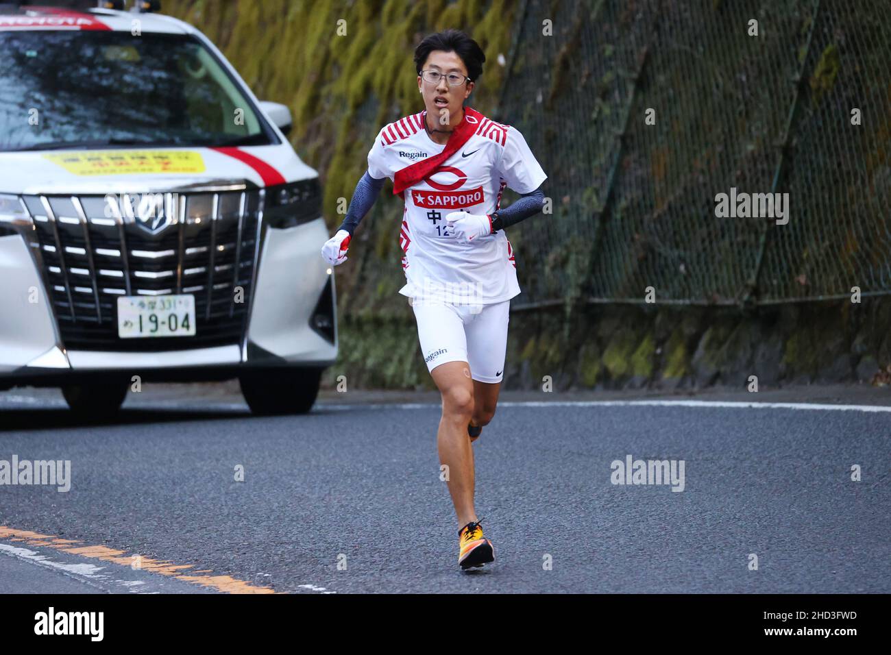 Kanagawa, Giappone. 2nd Jan 2022. Haruki Abe () Atletica : il 98th Hakone Ekiden, Tokyo-Hakone Round-Trip College Ekiden Race, 5th Sezione a Kanagawa, Giappone . Credit: AFLO/Alamy Live News Foto Stock