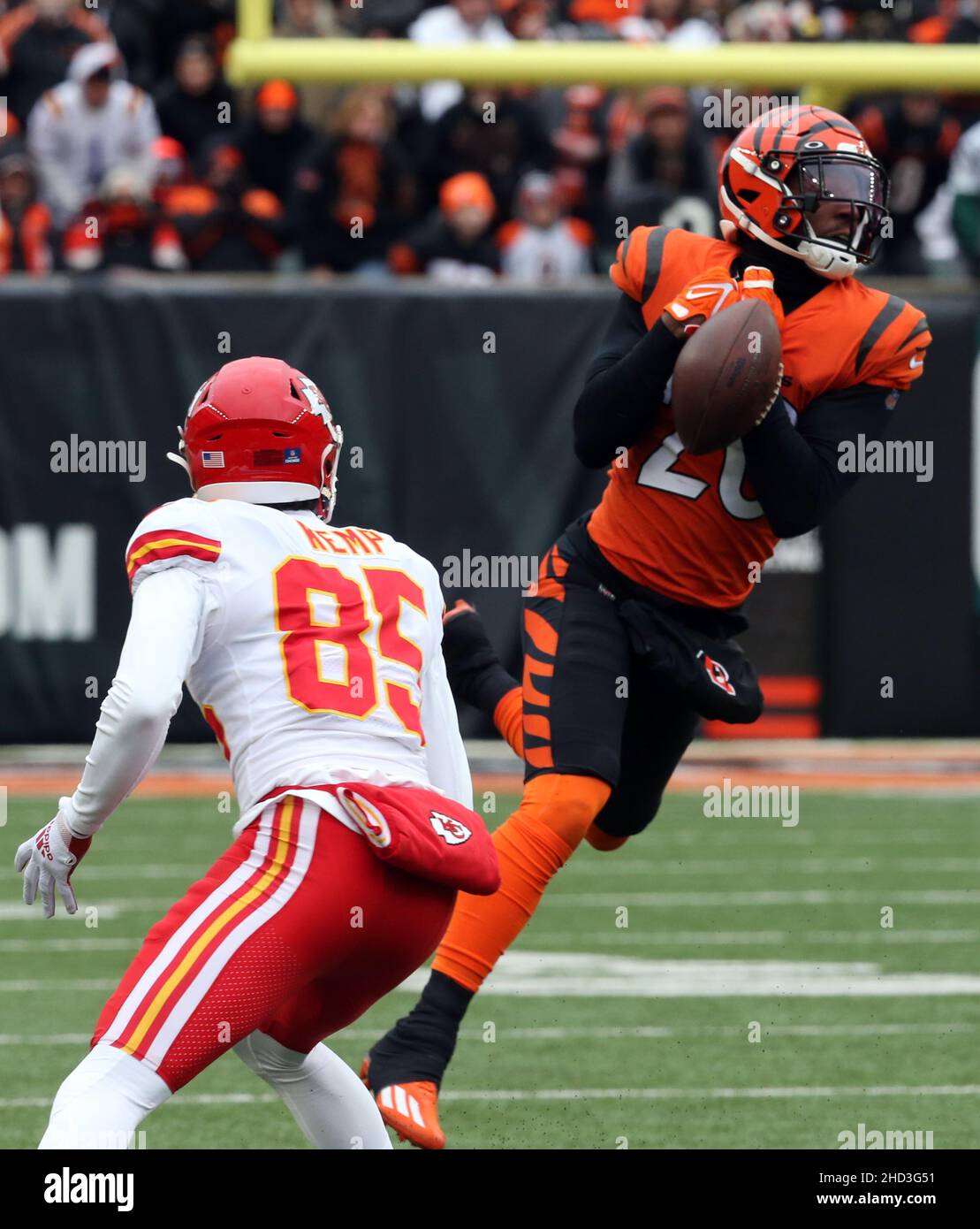 Cincinnati, Stati Uniti. 03rd Jan 2022. Cincinnati Bengals Eli Apple (20) combatte per far sì che l'intercezione catturati sotto pressione dai capi di Kansas City Marcus Kemp (85) durante la seconda metà del gioco al Paul Brown Stadium di Cincinnati, Ohio, domenica 2 gennaio 2022. Foto di John Sommers II /UPI Credit: UPI/Alamy Live News Foto Stock